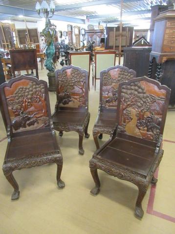 Oer 11093 set van 4 houten stoelen met Aziatisch snijwerk beschikbaar voor biedingen