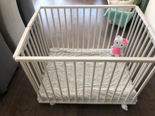 Opvouwbare box, wit in nette staat, wipstoel, babytrainer, Kinderen en Baby's, Boxen, Gebruikt, In hoogte verstelbaar, Wieltjes