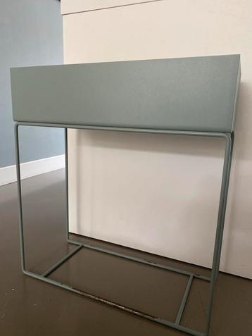 Stijlvolle plantenbak met metalen frame beschikbaar voor biedingen