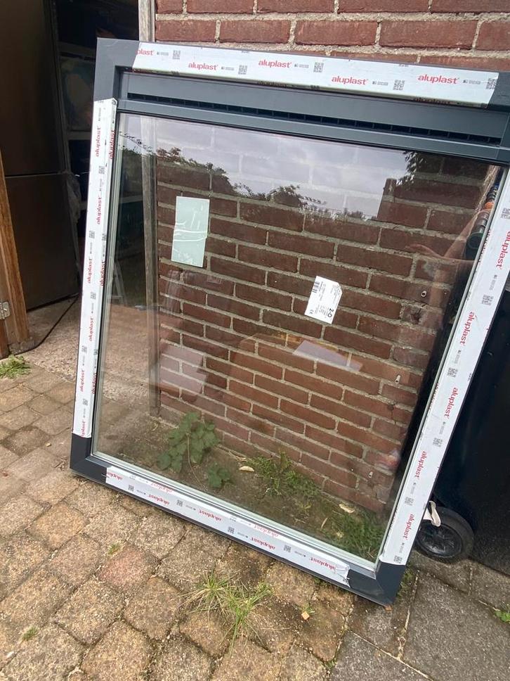 Kunststof kozijn 130 110cm  antraciet/ glas – als nieuw, Doe-het-zelf en Verbouw, Kozijnen en Schuifpuien, Zo goed als nieuw, Raamkozijn