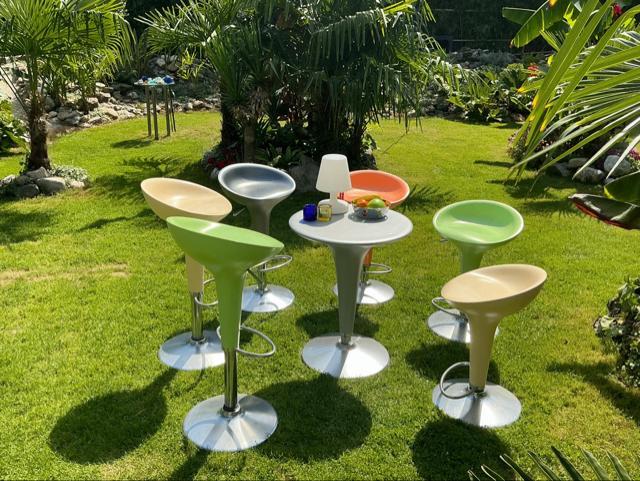 Magis tafel en Bombo krukken design Retro vintage, Huis en Inrichting, Barkrukken, Zo goed als nieuw, 60 tot 90 cm, Kunststof