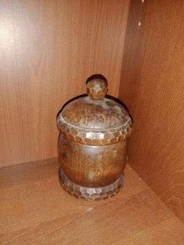 Houten Kandelaar met Deksel beschikbaar voor biedingen