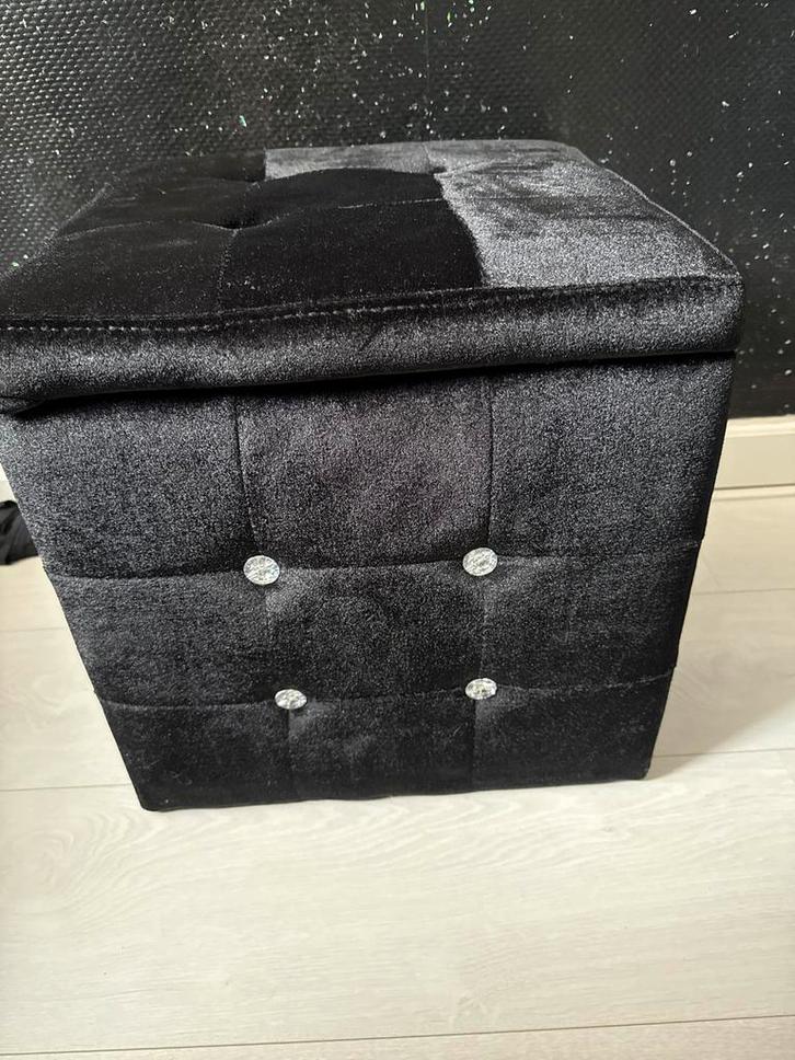 Zwarte Opbergkruk met Diamanten, Huis en Inrichting, Banken | Voetenbanken en Poefen, Gebruikt, Minder dan 50 cm, Vierkant, Stof