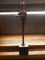 Bronzen beeldje op stenen voet brons kunstwerk, Ophalen of Verzenden