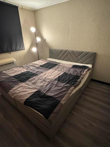 Grijze Boxspring 180cm met Opbergruimte beschikbaar voor biedingen