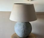 Robuuste stenen kruiklamp, tafellamp met grove structuur., Ophalen, Zo goed als nieuw, 50 tot 75 cm