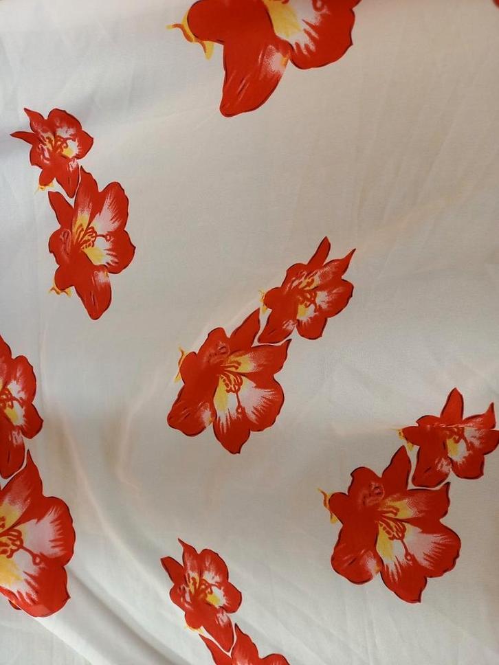 Vintage prachtige grote sjaal, wit & rode bloemen, Bocelli, Kleding | Dames, Mutsen, Sjaals en Handschoenen, Gedragen, Sjaal, Maat 42/44 (L)