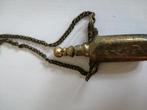 Zeer oud parfum flesje met ketting zilver?? 6 Cm hoogte., Antiek en Kunst, Curiosa en Brocante, Ophalen of Verzenden