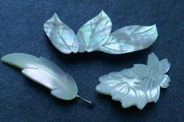 Parelmoeren broches  -    3 stuks beschikbaar voor biedingen