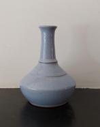 Keramiek vaasje lavendelblauw, Blauw, Aardewerk of Porselein, Ophalen of Verzenden, Zo goed als nieuw