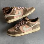 Nike SB Dunk Low Stussy Cherry Shy Pink / Vanilla 2005, Kleding | Heren, Schoenen, Bruin, Verzenden, Sneakers of Gympen, Nike SB x Stussy