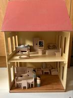 Houten poppenhuis met meubels en poppetjes, Kinderen en Baby's, Speelgoed | Poppenhuizen, Gebruikt, Ophalen