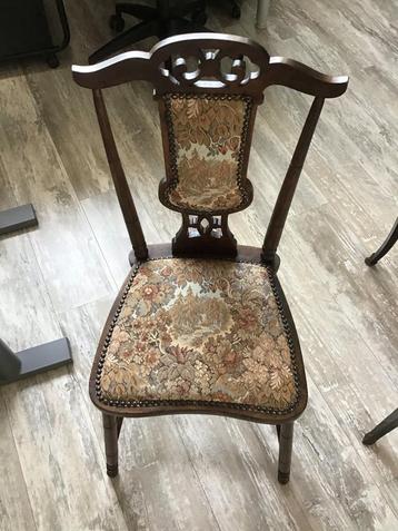 Antieke Stoel met Sierlijke Details - Charmant Design Stoel  beschikbaar voor biedingen