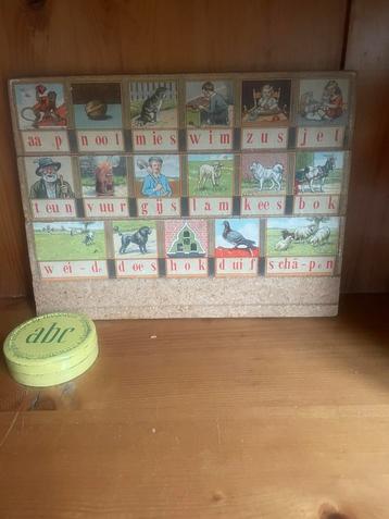 Aap noot mies leesplankje met doosje letters beschikbaar voor biedingen