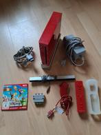 rode wii spelcomputer met controllers en spel Mario bros, Ophalen of Verzenden, Zo goed als nieuw, Met 2 controllers