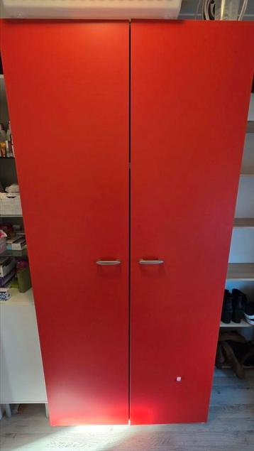 Ruime kledingkast te koop (rood) beschikbaar voor biedingen