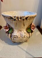 Bloempot met bloemdecoratie Capodimonte stijl italiaans, Gebruikt, Overige kleuren, Aardewerk of Porselein, Ophalen of Verzenden