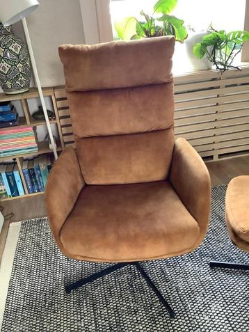 Velvet cognackleurige fauteuil incl. hocker - als nieuw beschikbaar voor biedingen