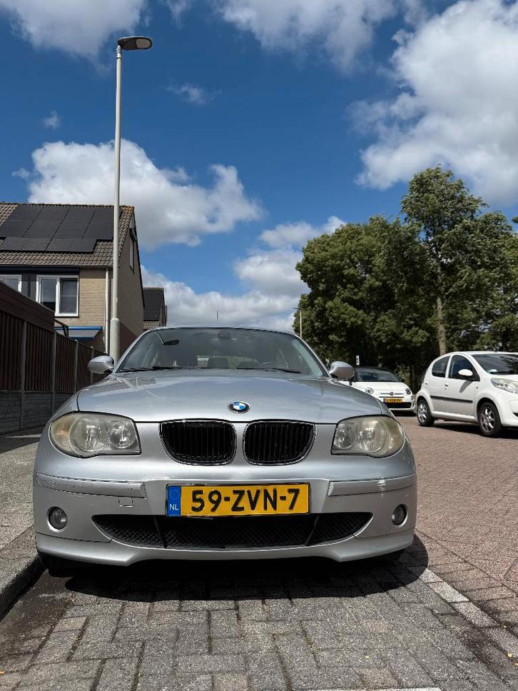 BMW 1-Serie 2.0 118I AUT 2006 Grijs, Auto's, BMW, Particulier, 1-Serie, ABS, Airconditioning, Climate control, Isofix, LED verlichting
