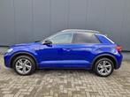 Volkswagen T-ROC 1.5 TSI DSG 150PK R-Line /ACC/ IQ light /1e, Zwart, 4 cilinders, 150 pk, Blauw
