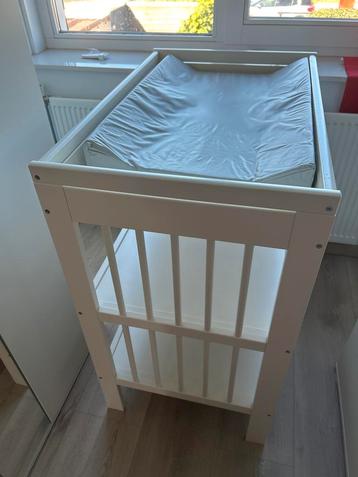 IKEA Commode met kussen beschikbaar voor biedingen
