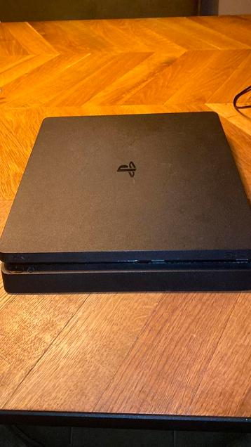 PS4 Slim met een controller die moeilijk connect  beschikbaar voor biedingen