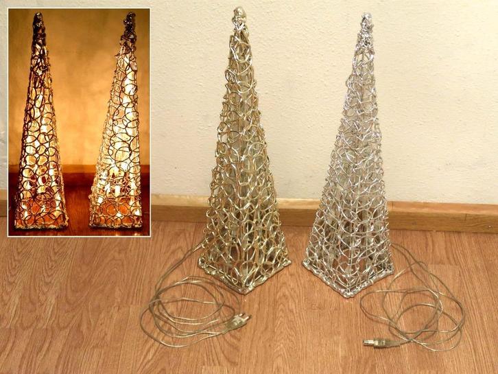 2x lichtkegel piramide 60 cm, 1 goud 1 zilver kleur, kerst, Diversen, Kerst, Zo goed als nieuw, Verzenden