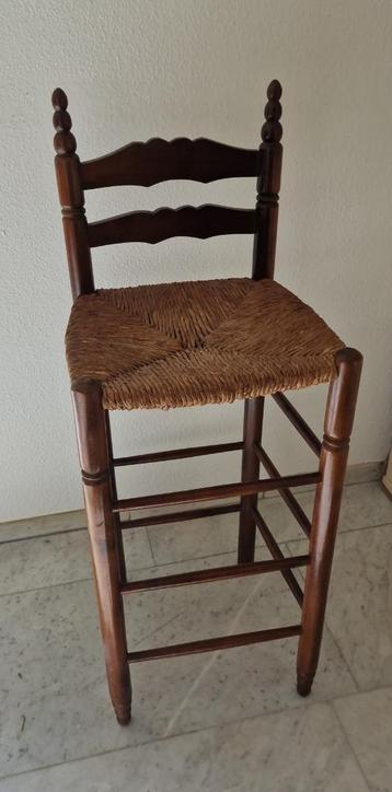 Vintage barkruk met rieten zitting beschikbaar voor biedingen