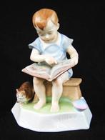 Zsolnay - Sinko - Een boek lezende jongen met kat (3051), Verzamelen, Beelden en Beeldjes, Ophalen, Gebruikt, Mens