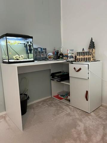 Bureau met hoek wit met leren grepen