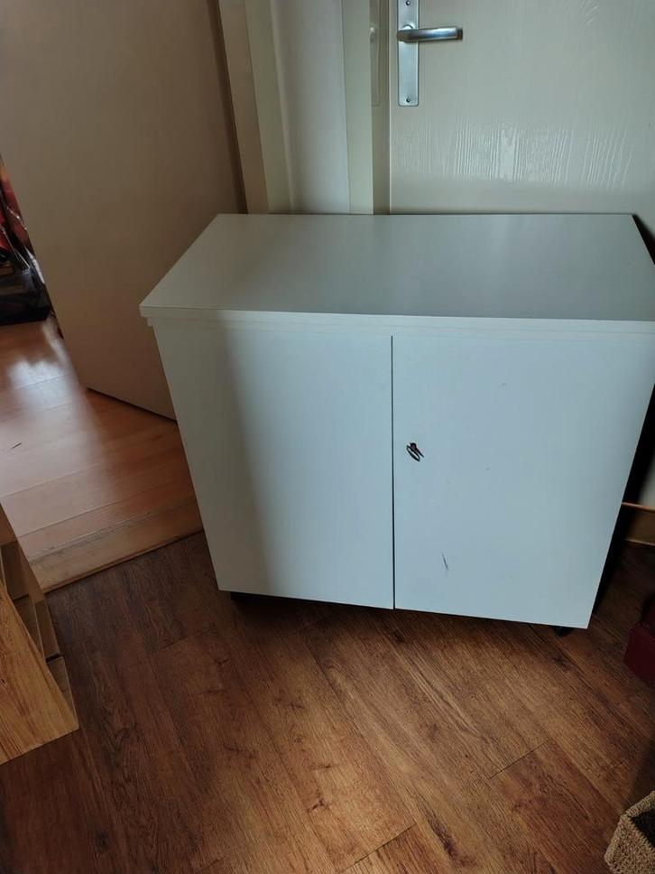 Witte kast met deuren naaimachine meubel, Huis en Inrichting, Kasten | Dressoirs, Gebruikt, 50 tot 100 cm, 25 tot 50 cm, Met deur(en)