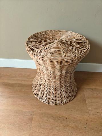 Rieten krukje - 40 cm hoog, diameter 36 cm beschikbaar voor biedingen
