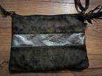 Donkergrijze tas met zilveren accenten - 25x18cm, Sieraden, Tassen en Uiterlijk, Tassen | Damestassen, Ophalen of Verzenden, Zo goed als nieuw