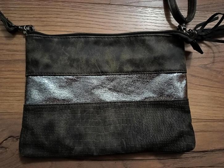 Donkergrijze tas met zilveren accenten - 25x18cm, Sieraden, Tassen en Uiterlijk, Tassen | Damestassen, Zo goed als nieuw, Schoudertasje