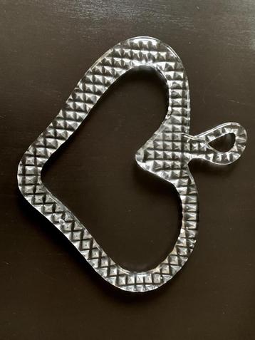 Open glazen hartvormige hanger. beschikbaar voor biedingen