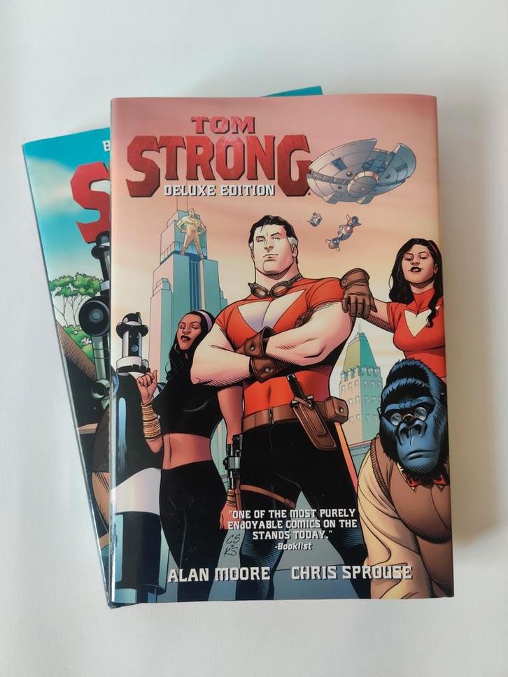 Tom Strong Boek 1 en 2 – Alan Moore & Chris Sprouse Deluxe, Boeken, Strips | Comics, Zo goed als nieuw, Eén comic, Amerika, Ophalen of Verzenden
