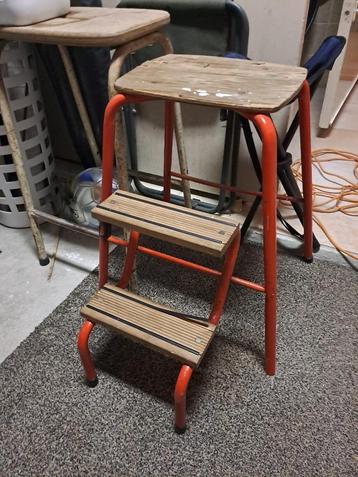 Retro vintage krukje trapje beschikbaar voor biedingen