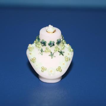sieradenhouder met sieraden . groen  .    beschikbaar voor biedingen