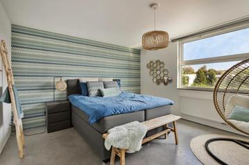 bed + hang stoel beschikbaar voor biedingen