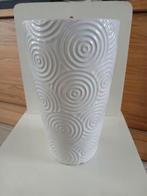 Witte vaas met cirkel reliëf motief, Gebruikt, Wit, Aardewerk of Porselein, Ophalen of Verzenden