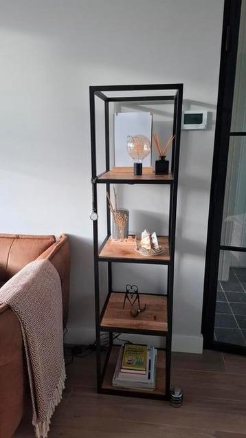 Industriele boekenkast met ingebouwde lamp beschikbaar voor biedingen