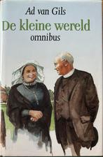 De kleine wereld - Ad van Gils (omnibus), Boeken, Ophalen of Verzenden, Gelezen, Nederland