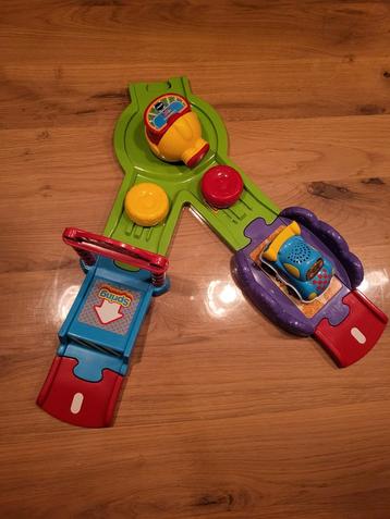 Toet Toet Auto Lanceerbaan + Raf Raceauto beschikbaar voor biedingen