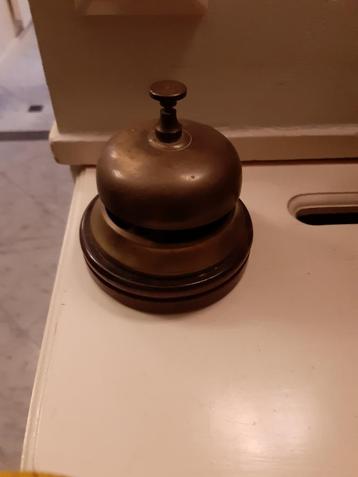 koperen tafelbel beschikbaar voor biedingen