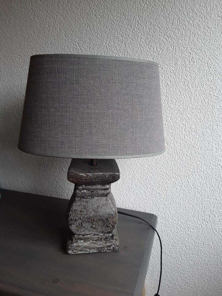 Tafellamp Tom landelijk sober bruin vergrijst in nieuwstaat, Huis en Inrichting, Lampen | Tafellampen, Zo goed als nieuw, Minder dan 50 cm