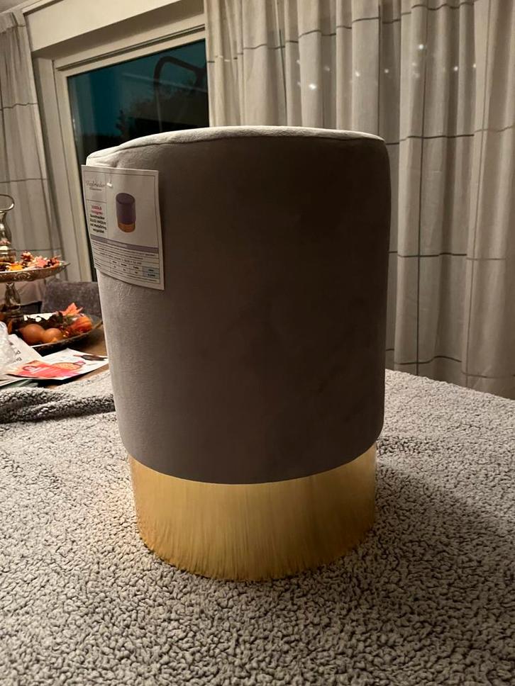 Grijze velvet hoge poef met gouden rand merk Voglrieder, Huis en Inrichting, Banken | Voetenbanken en Poefen, Minder dan 50 cm