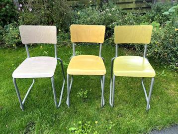 Drie schoolstoelen in drie kleuren gelakt beschikbaar voor biedingen