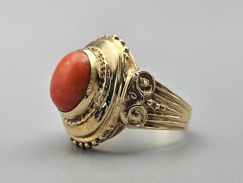 Gouden Vintage ring met edelsteen bloedkoraal. 2024/184., Antiek en Kunst, Antiek | Goud en Zilver, Goud, Ophalen of Verzenden