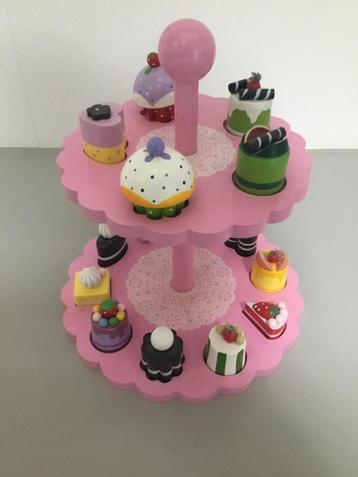 houten etagere met taartjes beschikbaar voor biedingen