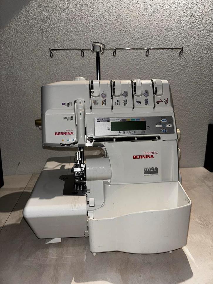 Bernina 1300MDC Lockmachine - Cover voor uw projecten!, Hobby en Vrije tijd, Naaimachines en Toebehoren, Gebruikt, Ophalen of Verzenden